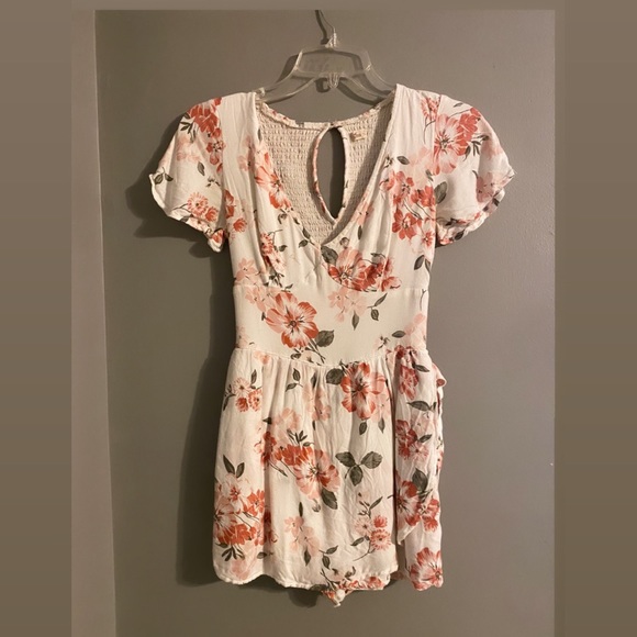 Hollister Dresses & Skirts - Hollister floral Romper